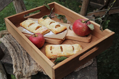 Apfeltaschen mit Äpfel auf einem Stuhl