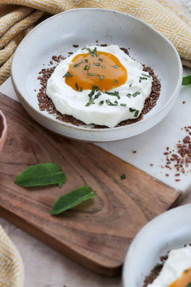 Joghurt-Mangopüree Spiegelei auf geschroteten Leinsamen