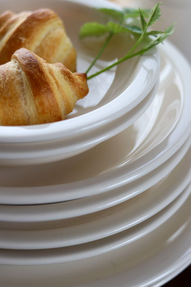 Tellerstapel mit Croissant