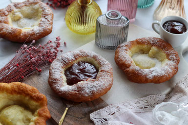 süsse Ausgezogene mit Marmeladenkleks
