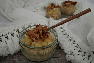Hirsedessert mit karamellisierten Äpfeln und Nüssen