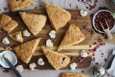 deftige Scones mit getrockneten Tomaten und Rosenbutter