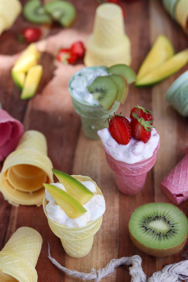 Joghurtbecher mit Früchten