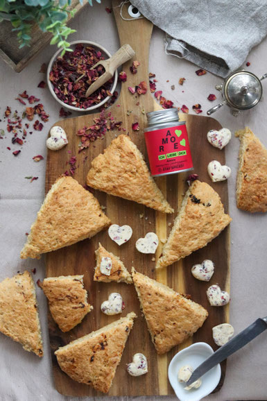 Scones mit getrockneten Tomaten und Rosenblütenbutter