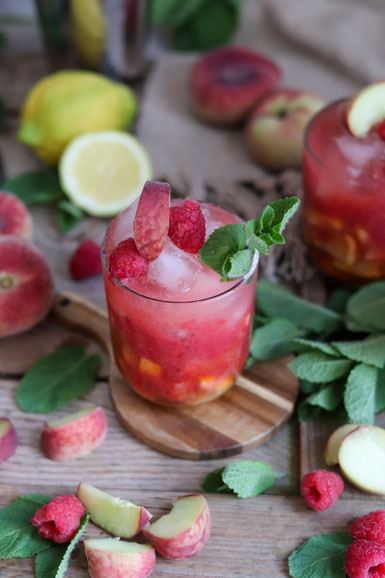 fruchtiger Himbeer-Pfirsich-Drink mit Rum