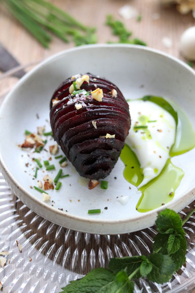 Rote Beete Hasselback mit Joghurt und Schnittlauchöl