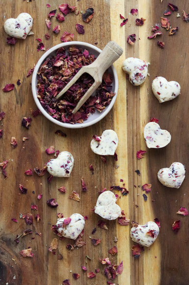 Kräuterbutter mit Rosenblüten