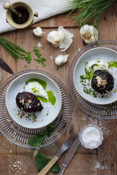 Rote Beete Hasselback mit Joghurt