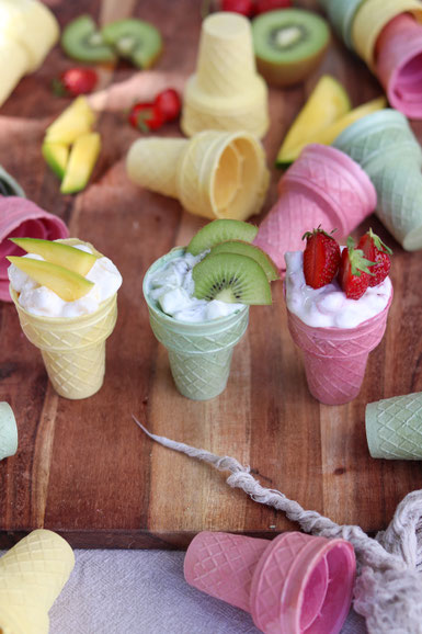 Joghurt und Früchte im Eisbecher