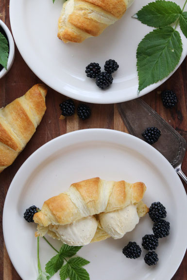 Vanilleeis mit Croissant