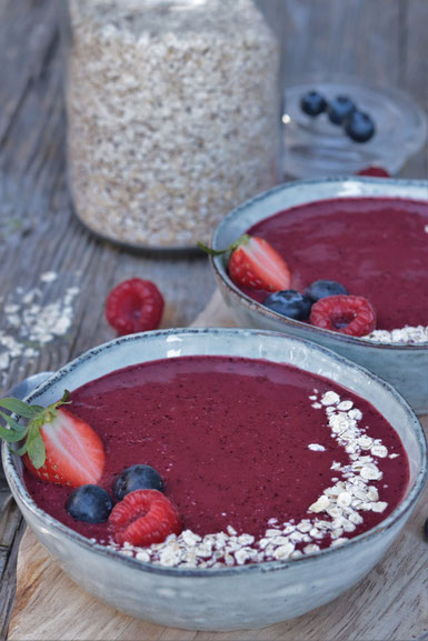 Smoothie Bowl mit Beeren