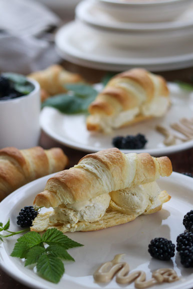 gefülltes Croissant mit Eis