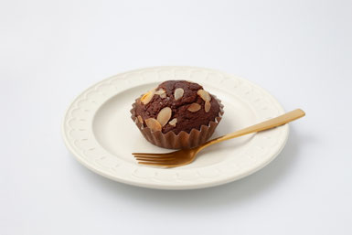 チョコレートマフィンがのったお皿。金色のフォーク。