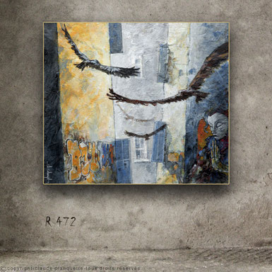 rues, mur jaune a gauche, volets bleus, visage a droite, oiseaux en vol