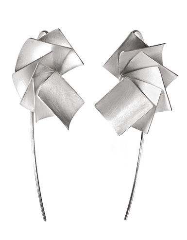 Der Ohrschmuck ALA aus Silber ist wunderbar zart und elegant. Leicht gewölbte, quadratische Plättchen aus feinstem Silber sind fächerförmig zu federleichten Ohrhängern angeordnet. Getragen wirken sie zart und fein, gleichzeitig anziehend & außergewöhnlich