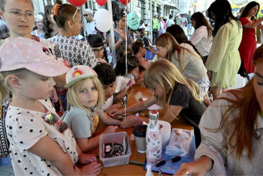 Glittertattoo und Schminkstand