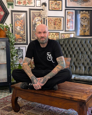 Tattoo-Künstler Markus Lebek im Upper Street Tattoo Studio in Bacharach bei Mainz – spezialisiert auf Traditional, Oldschool und individuelle Tattoo-Kunst.