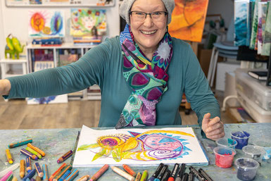Andrea Christiane Spring ist professionelle Malbegleiterin und Kreativ-Coach
