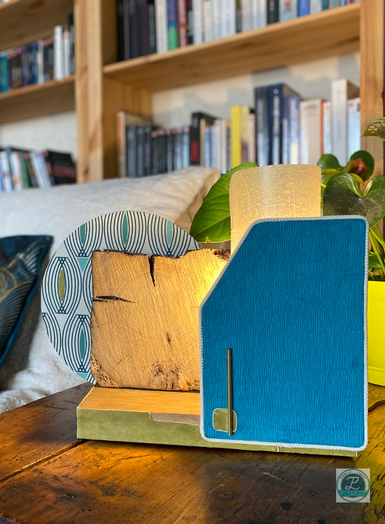 Luminaire unique en Haute Savoie, une idée cadeau originale, une pièce de créatrice en Haute Savoie à Rumilly près d'Annecy, cette lampe à poser artisanale et unique avec socle bois et tissus effet velours bleu et vert.