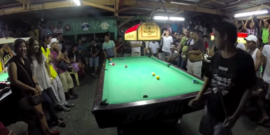 人だらけ！　近い！　でも、にこやかに観戦している女性（左側）の姿も