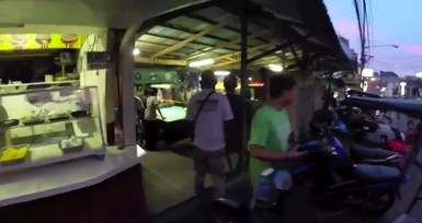 黄昏時、掘っ立て小屋の奥では……