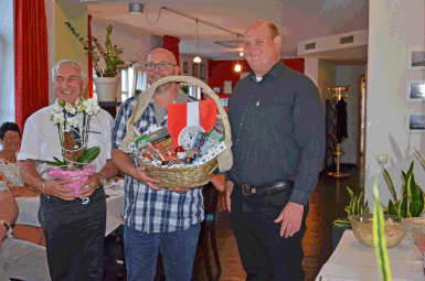 Übergabe des Gastgeschenks an den Gastgeber Carsten Bartenbach