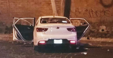 Militar huye de retén y atropella a tres personas.