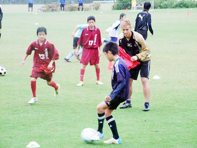 日本代表の本田選手が石垣島の子どもたちを対象にサッカー教室を開いた=13日午後、サッカーパークあかんま