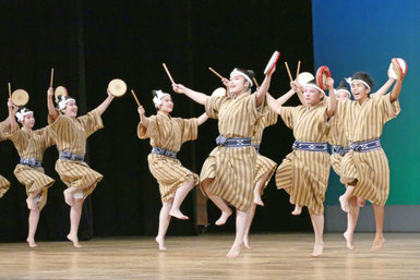 サマーヨー(六調節)を踊る八農高郷土芸能部の生徒=7日夜、市民会館大ホール