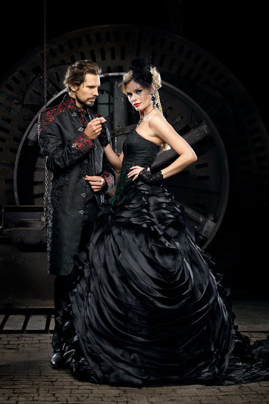 extravagante hochzeitskleider, extravagante brautkleider, besondere brautmode, schwarze brautkleider, schwarze brautmode, gothic brautkleid, steampunk brautkleid, coole brautmode, spezielle brautmode