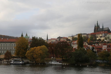 Vob überall her sichtbar: die Prager Burg.