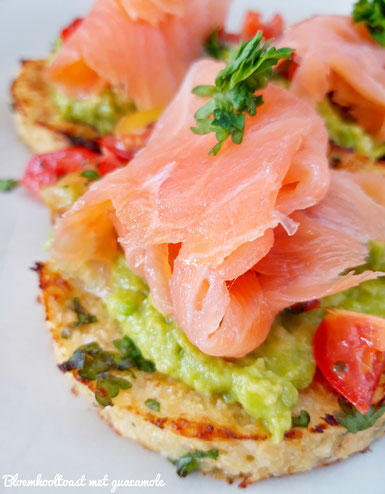 Bloemkooltoast met guacamole en gerookte zalm