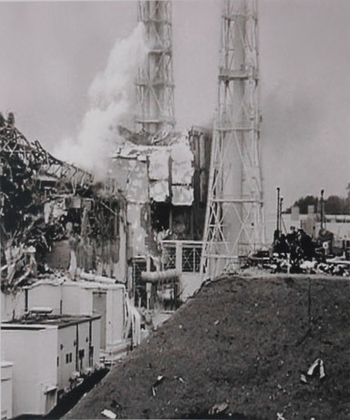 爆発・炎上し放射能をまきちらしている福島第一原発３号機（手前）、４号機（奥）