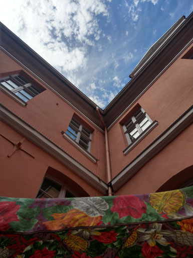 Foto mit Haus, Himmel und Sonnenschirm