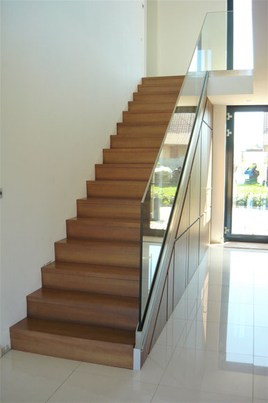 Recouvrement d'escalier en hêtre, teinté noyer, vernis mat anthonee