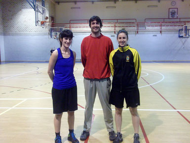 Las dos capitanas, Berta Sarmiento y Marta Laparte, con el coordinador del baloncesto de Lagunak y técnico ayudante, Iñigo Baigorri. Fotos: J.M.C.