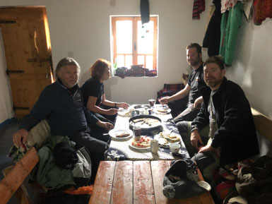 Beim Essen in Lukomir bei einer Bosnischen Familie.