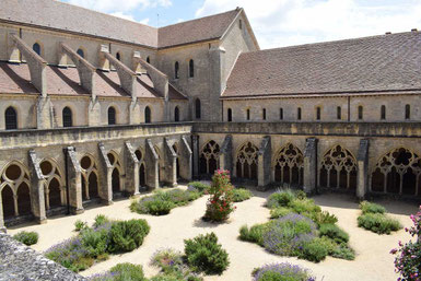 abbaye-noirlac-Cher-cloitre