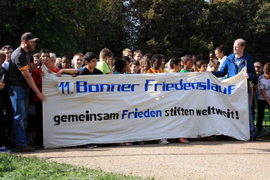 Kaum aufzuhalten waren die Teilnehmer beim Start zum 11. Bonner Friedenslauf