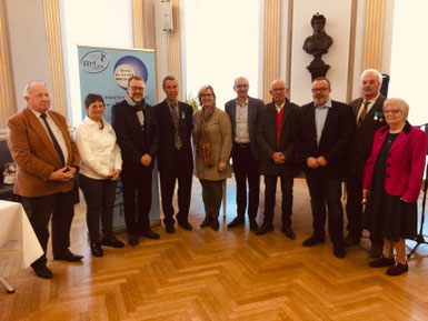 Michel LEFEBVRE, Marie-Claire BACHEVILLIER, Pascal DELAMARE (Maire de Daubeuf-Serville), Pierre HERBERT, Marie-Agnès POUSSIER-WINSBACH, Alain GOUPY, Serge LAMBERT, Pierre AUBRY, Daniel et Michelle BILLIAUX;