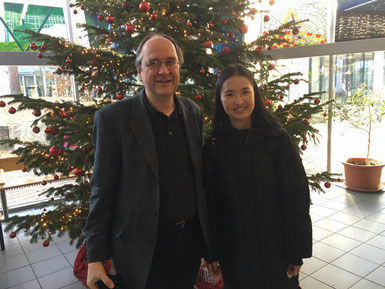 Bu Xiao und Dr. Rüder vor unserem schönen Tannenbaum in der Pausenhalle