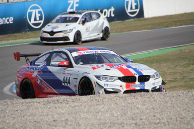 Der BMW M4 GT4 (#444) holte souverän zum Saisonauftakt den Gesamtsieg in der NES 500