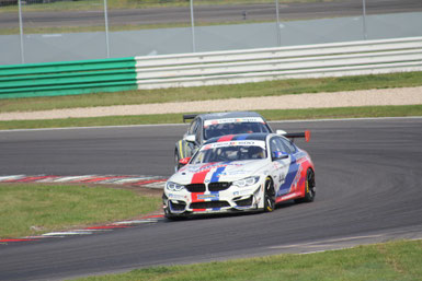 Nach hartem Kampf. Der Leutheuser BMW #444 hat gerade den Führenden überholt und ist in Führung gegangen. Der Schritt zum Gesamtsieg.