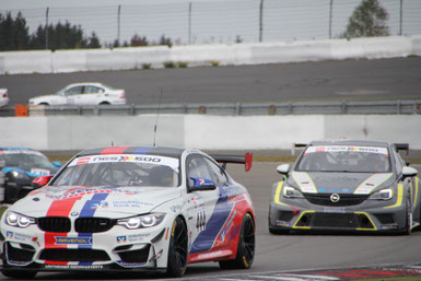 Harte Zweikämpfe. Vorne der Leutheuser BMW M4 GT4 (#444) vor dem TCR Opel von Nehls/Hammel