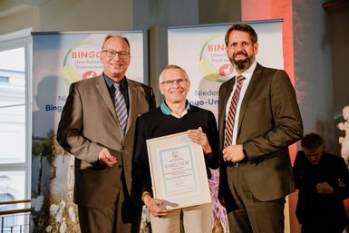 Das Bild zeigt den niedersächsischen Umweltminister Olaf Lies, Dietmar Wonneberger vom NABU Hambergen und den Landtagsabgeordneten aus Osterholz-Scharmbeck Axel Miesner bei der Preisübergabe (Foto Simona Bednarek).