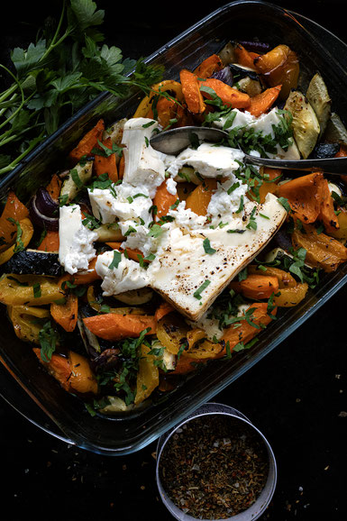 Buntes Ofengemüse-Blech mit Feta & Honig – Wenn Würze auf Farbe trifft