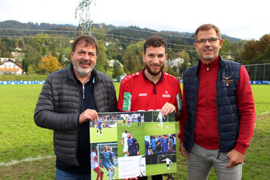 Egon Haag (links) und Markus Feldkircher (rechts) überreichten Semih Yasar vor dem Spiel eine kleine Erinnerung an seine Zeit beim SVL