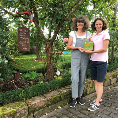 Jurymitglied M. Lippert überreicht Plakette (Foto: M. Kempermann)