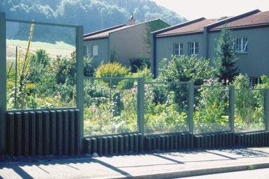 Große Gefahr: Naturgarten hinter einer Lärmschutzwand