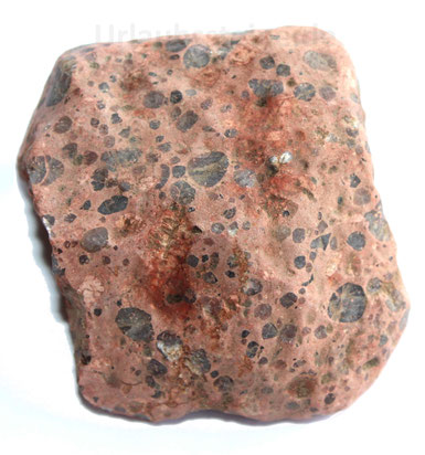 rötlicher, roter Stein mit schwarzen Flecken, Einschüssen